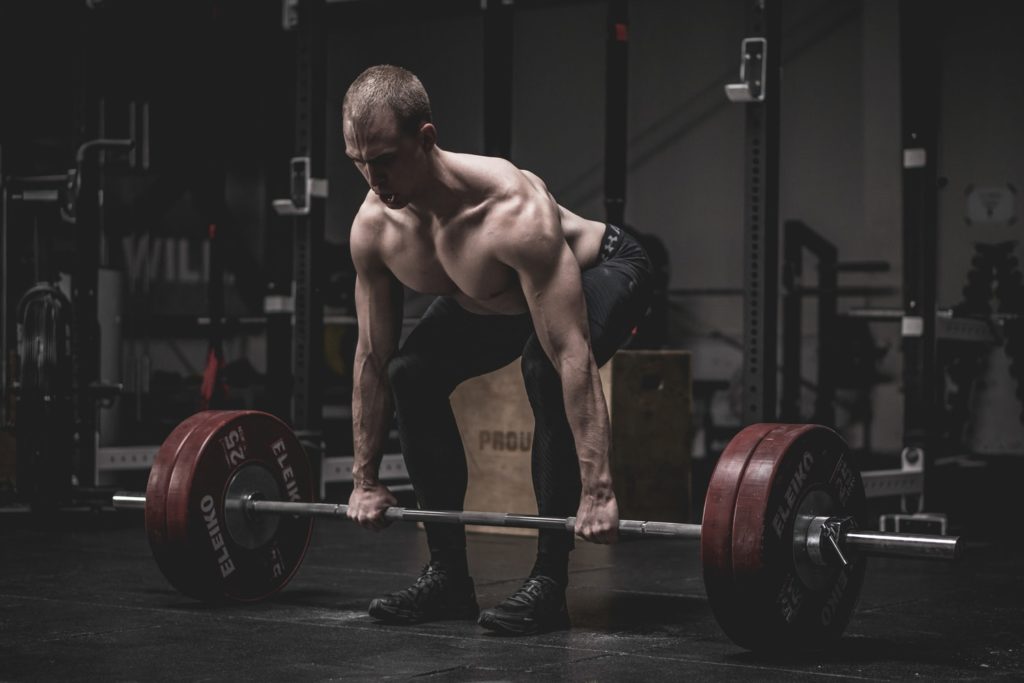 Zawodnik crossfit wykonujący podrzut sztangi