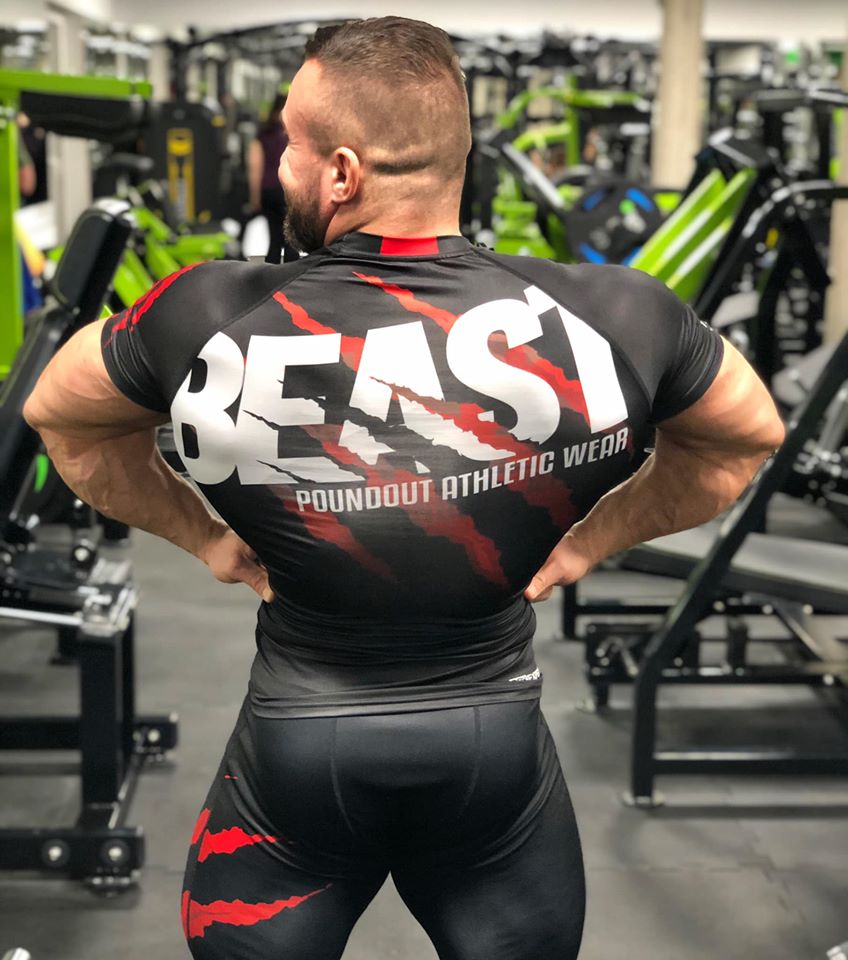 Sportowiec pokazuje plecy w koszulce termoaktywnej z napisem Beast